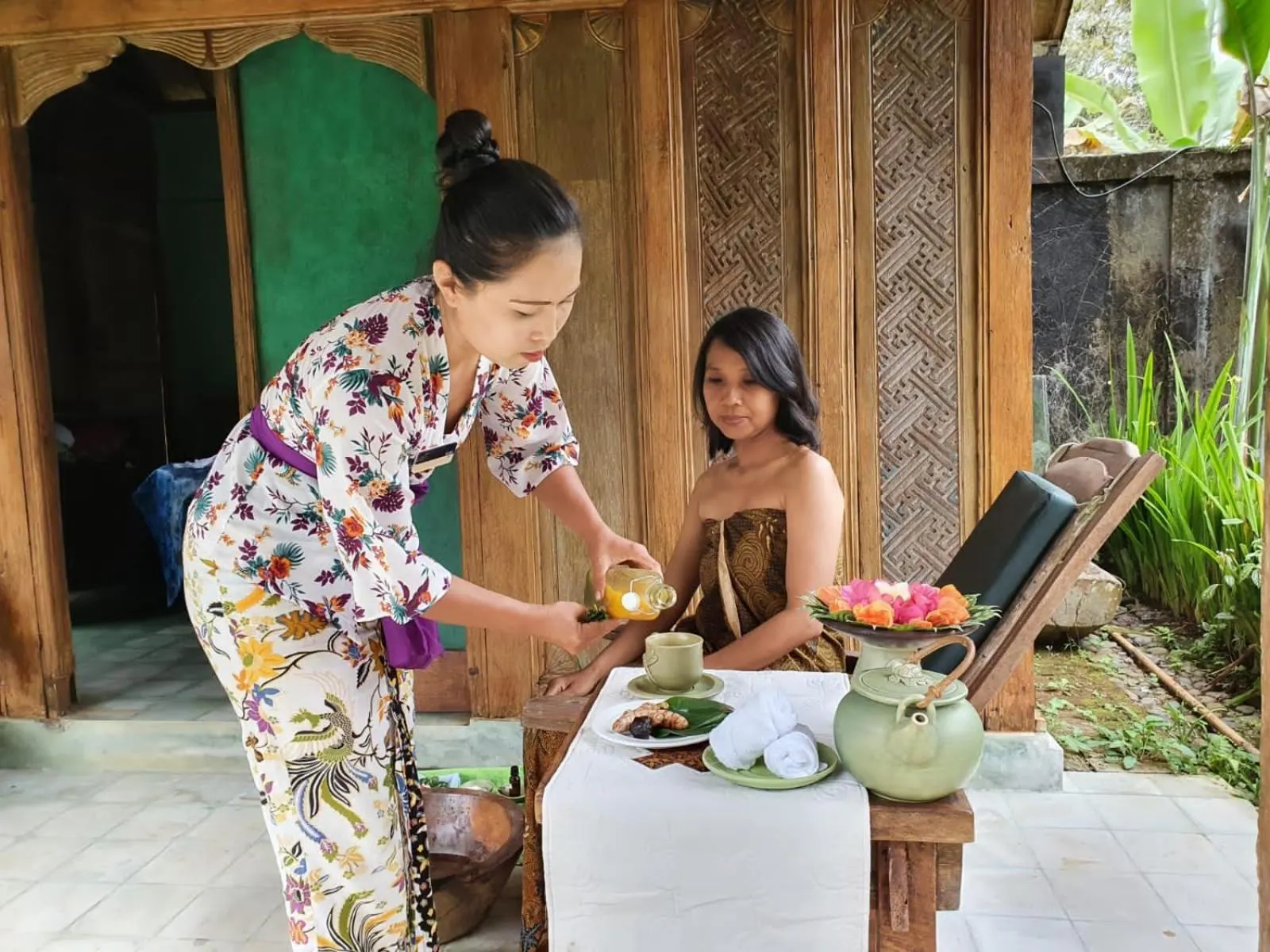 A therapist pouring oil during a massage at Dragonfly Spa